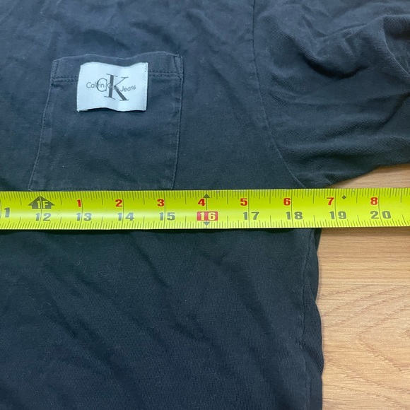 EUC Women’s Size Medium Calvin Klein Jeans Cropped Tee With Logo Patch Pocket - Picture 7 of 8